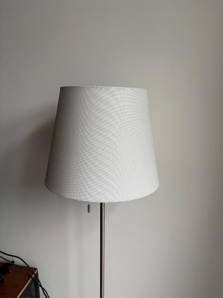 Sfeervolle IKEA NYFORS Vloerlamp, Ophalen, Een strakke, geborstelde nikkelen voet en een witte stoffen kap, Overige materialen