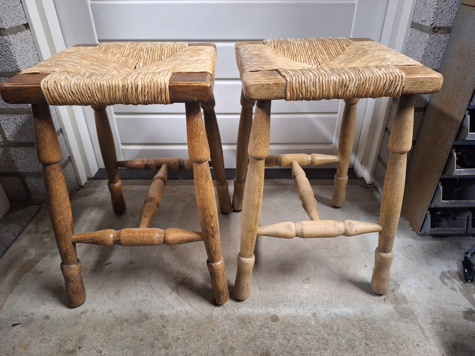 Vintage houten kruk met biezen zitting, 48cm hoog, Ophalen