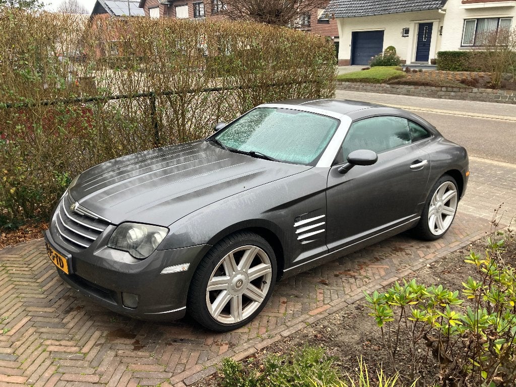 Chrysler Crossfire Coupé 3.2 V6 Automaat (APK t/m aug 2027), Auto's, Automaat, 75 €/maand, Grijs, Zilver of Grijs