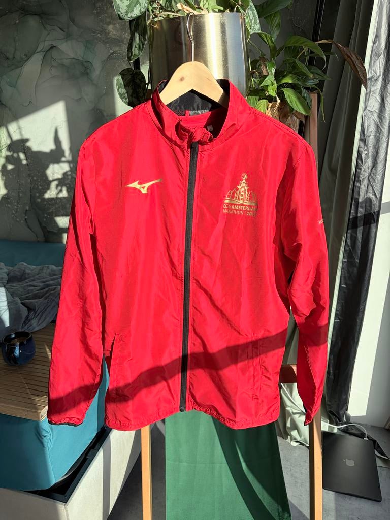 Amsterdam Marathon 2025 Hardloopjack - Mizuno, Maat 38/40 (M), Nieuw, Ophalen of Verzenden, Hardlopen of Fietsen