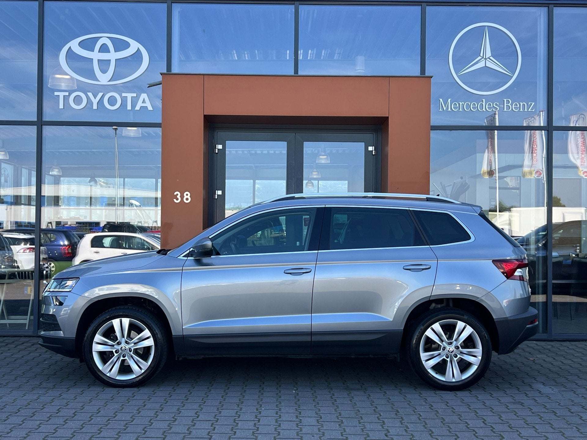 Skoda Karoq 1.0TSI|Panodak|Carplay|Camera|Trekhaak|LED|Sfeer, Auto's, Voorwielaandrijving, Euro 6, 116 pk, 19 km/l