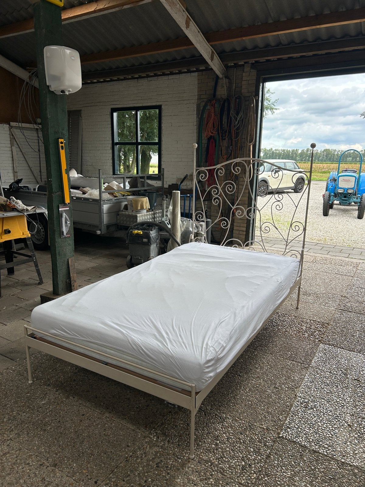 Mooi ijzeren twijfelaar bed met lattenbodem en matras, Wit, Ophalen of Verzenden, Zo goed als nieuw, Twijfelaar