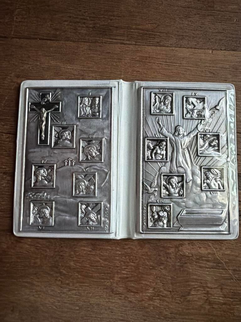 Via Crucis - Zilverkleurig boekje met reliëf, Antiek en Kunst, Antiek | Religie, Ophalen of Verzenden