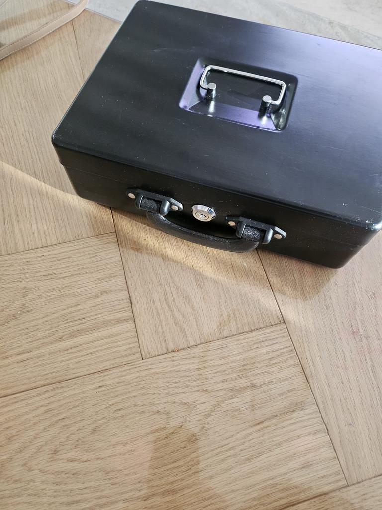 Zwarte Geldkist met Munteninzet, Ophalen, Gebruikt, Metaal, Minder dan 50 cm