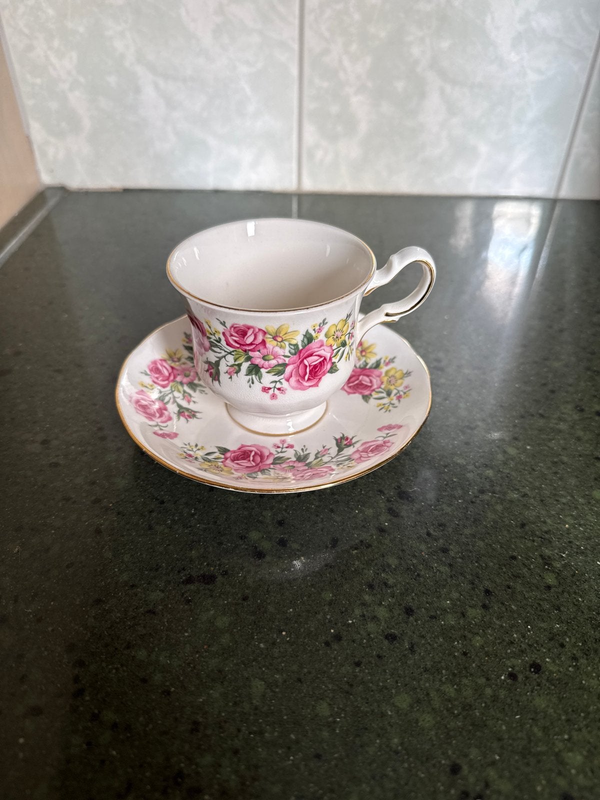 Royal Vale Bone China Kop en Schotel - Rozenpatroon, Ophalen of Verzenden