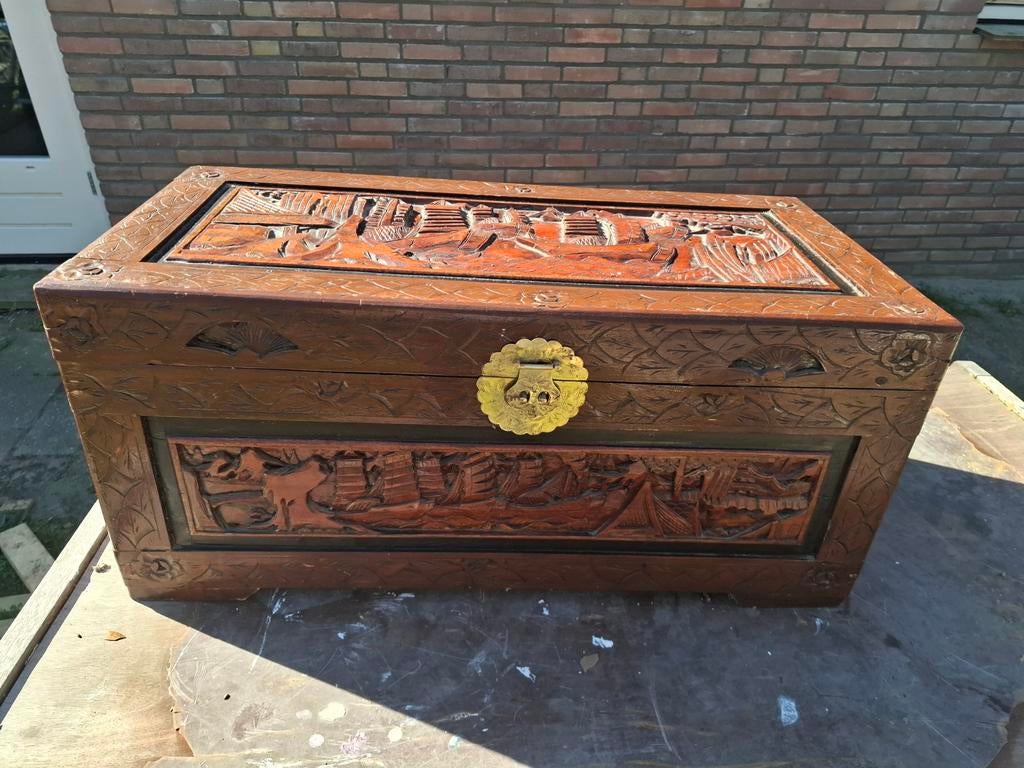 Antieke Chinese Kist met Gedetailleerd Snijwerk, Ophalen