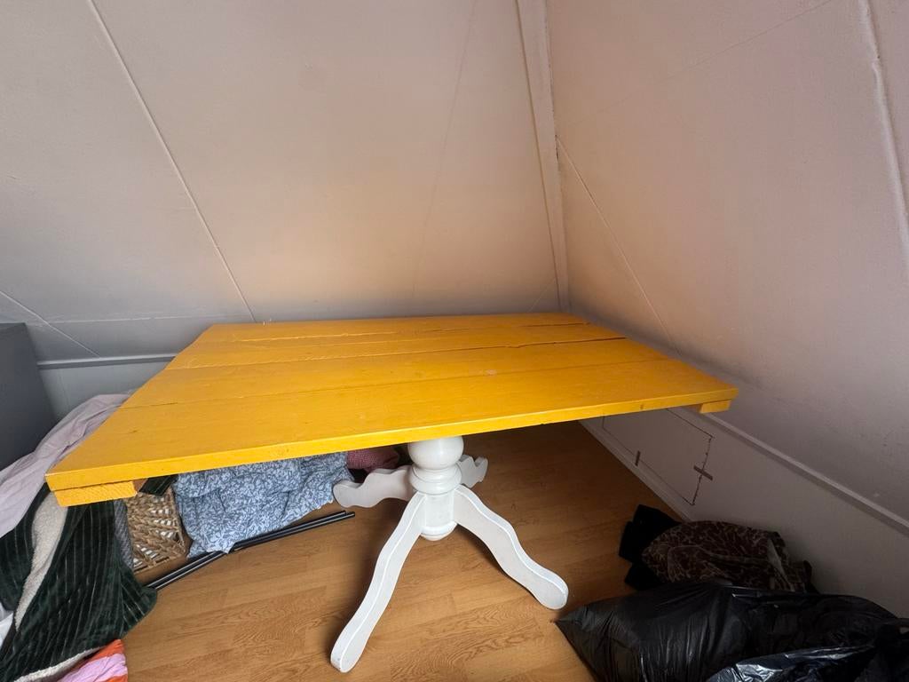 Gele houten tafel met wit onderstel, Huis en Inrichting, Bureaus, Ophalen, Hout, Geel, Zo goed als nieuw