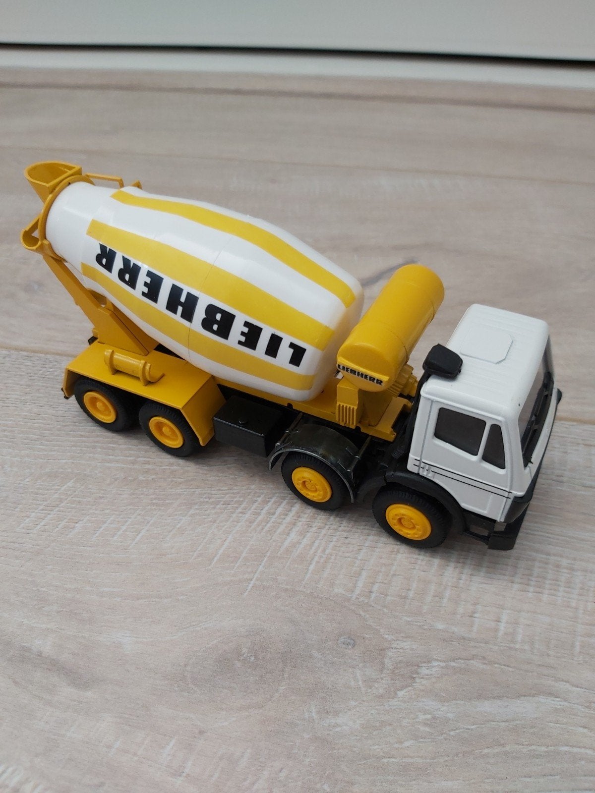 Liebherr HTM904 truckmixer op Mercedes chassis Conrad 1/50, Ophalen of Verzenden, Nieuw, Bus of Vrachtwagen, Conrad