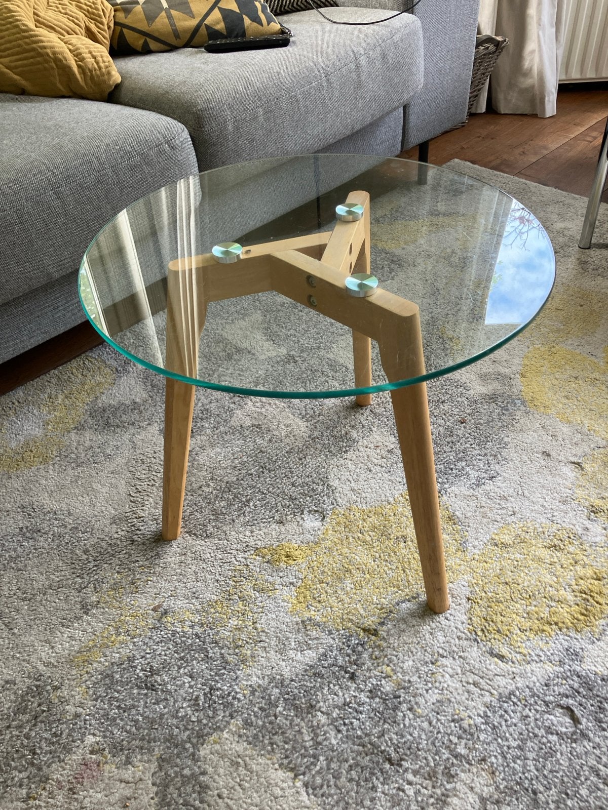 Ronde salontafel met glazen blad en houten onderstel, Huis en Inrichting, Tafels | Salontafels, Rond, Minder dan 50 cm, 50 tot 100 cm