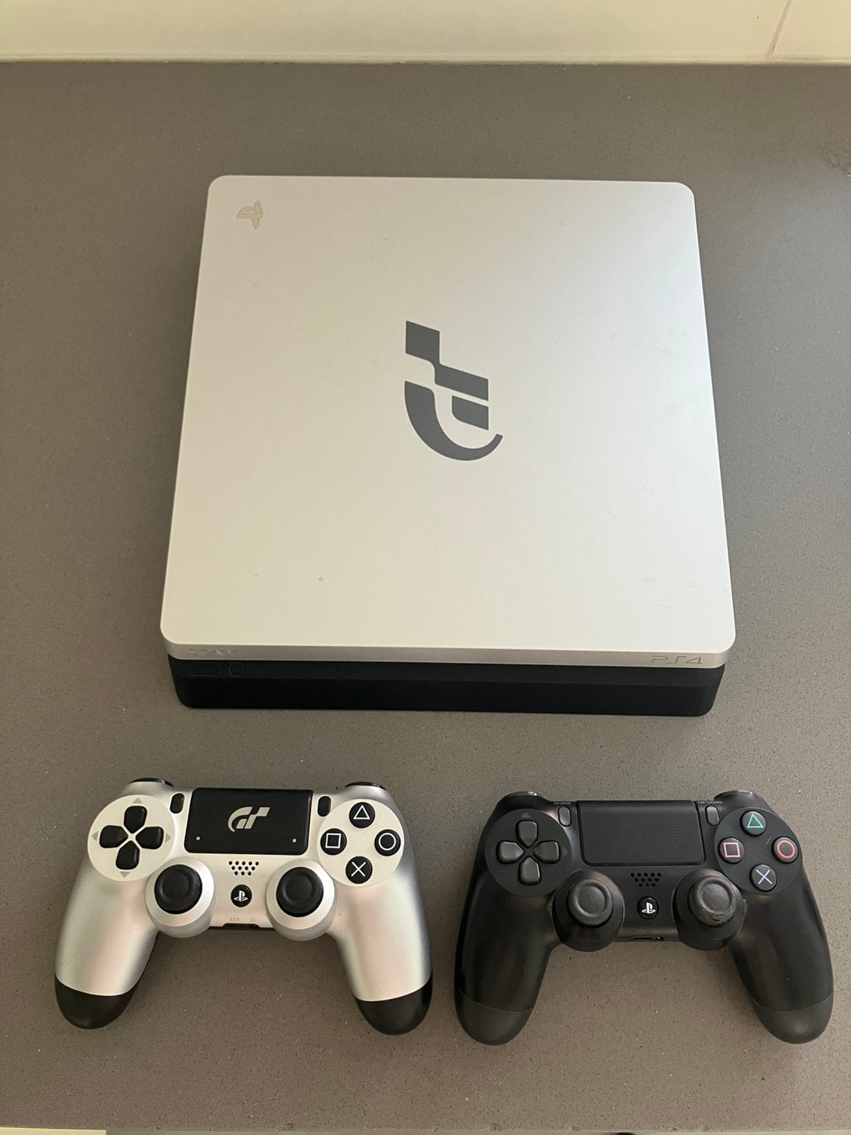 Playstation 4 Limited Edition Grand Turismo, Ophalen of Verzenden, Zo goed als nieuw, Met 2 controllers, Original