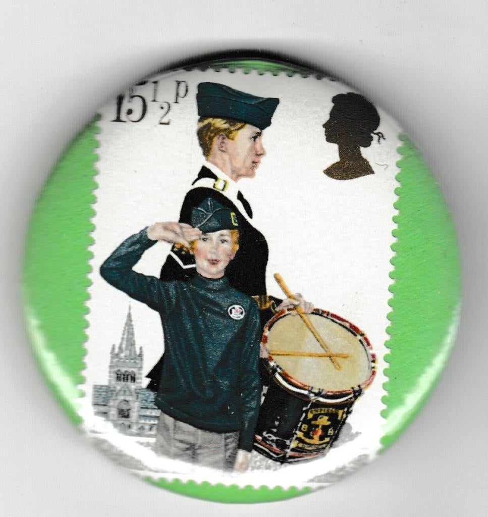 Button met Great Britain 1982 75 jaar Padvinders postzegel, Verzamelen, Scouting, Ophalen of Verzenden, Nieuw, Embleem, Speld of Insigne