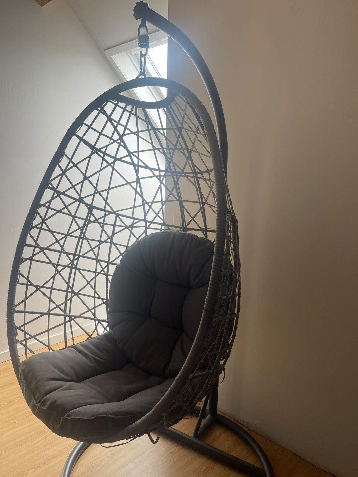 Hangstoel met standaard en kussens - Zo goed als nieuw, Huis en Inrichting, Modern, Comfortabel, Ophalen of Verzenden, Kunststof