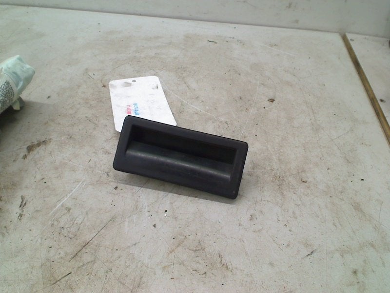 Achterklep Embleem Opener Volkswagen Touran (1T3) 5N0827566T, Gebruikt, Volkswagen, Volkswagen AG, Kundenbetreuung@volkswagen.de