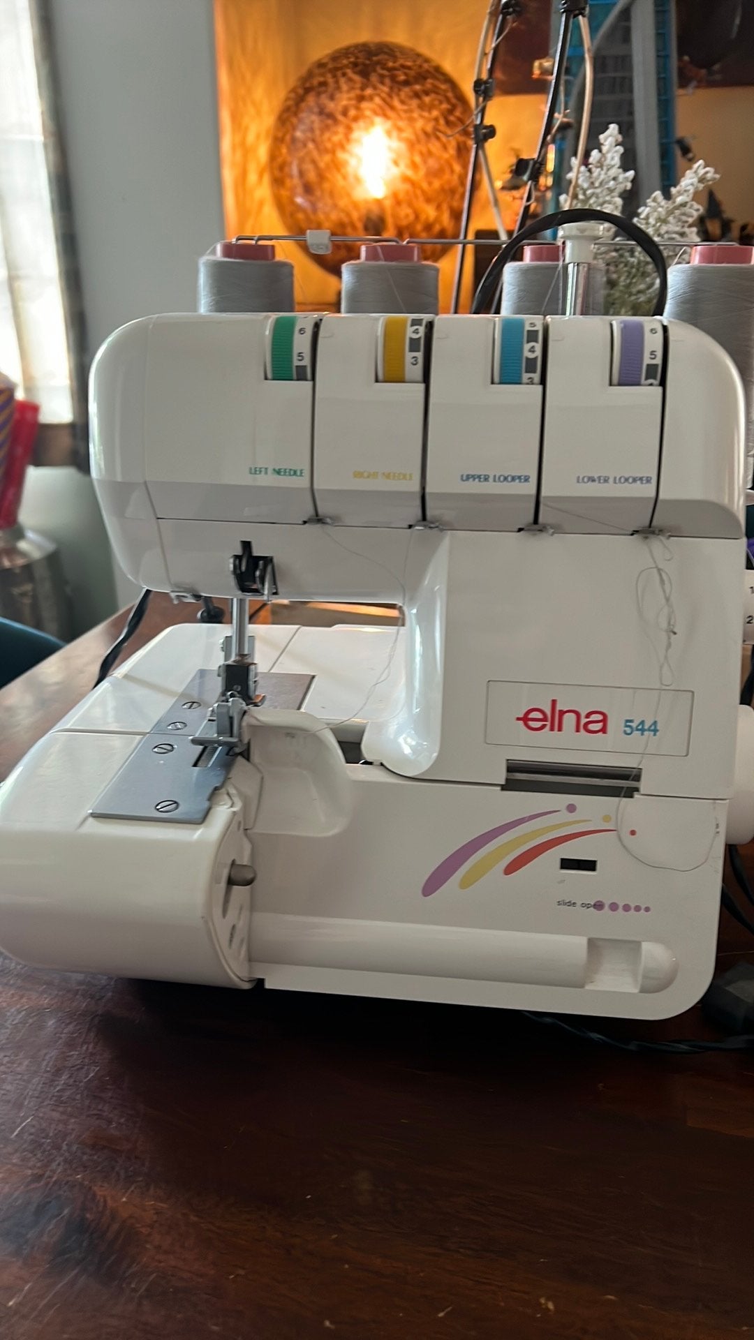 Elna 544 model 084 lock machine, Zo goed als nieuw, Lockmachine, Industrieel, Ophalen
