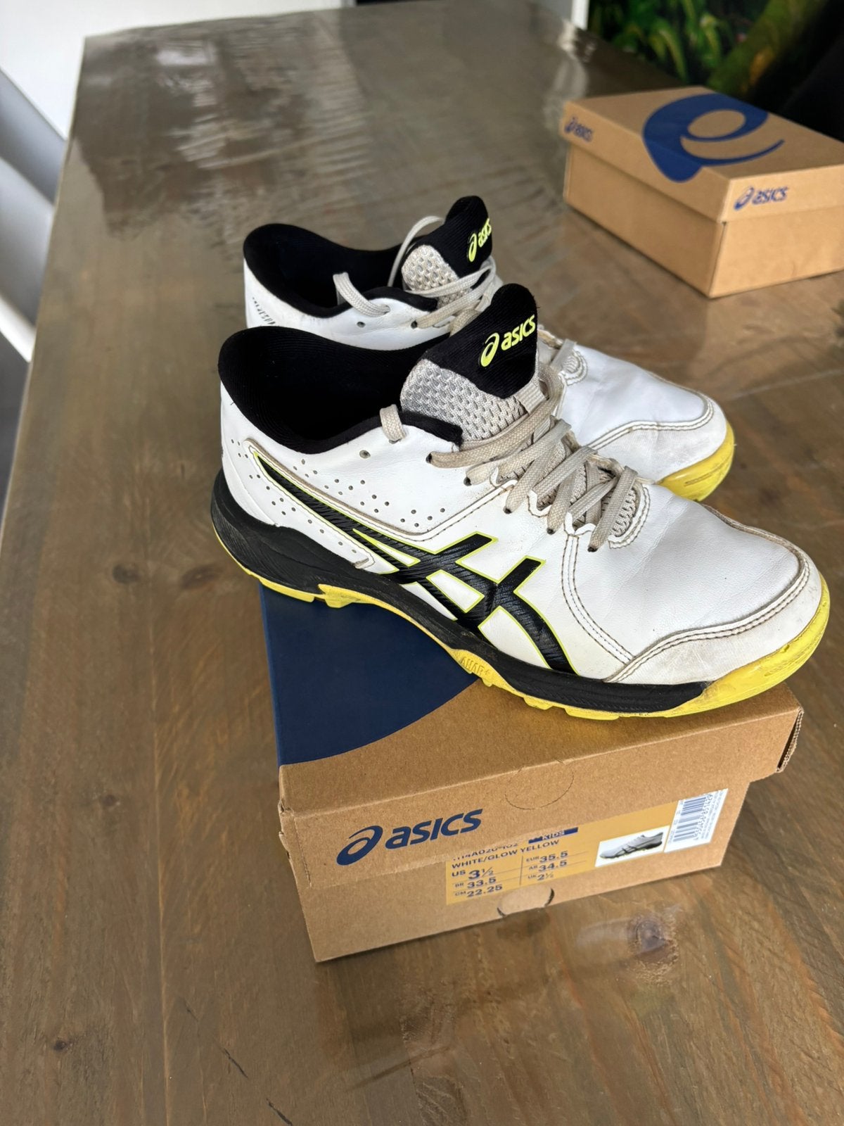 Asics hockeyschoenen maat 34,5 35,5, Sport en Fitness, Ophalen, Zo goed als nieuw, Schoenen