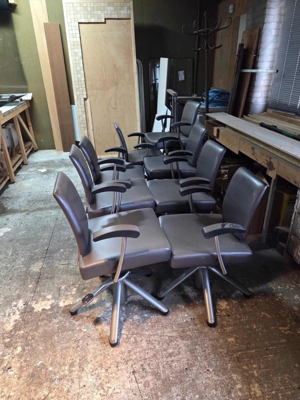 Set van 8 grijze kappersstoelen met armleuningen, Gebruikt, Modern kantoor, Ophalen of Verzenden, Metaal