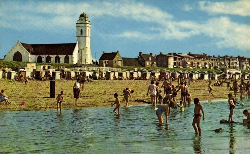 Katwijk aan Zee, Boulevard - Oude Kerk - volk - gelopen, Ophalen of Verzenden, 1960 tot 1980, Gelopen, Zuid-Holland