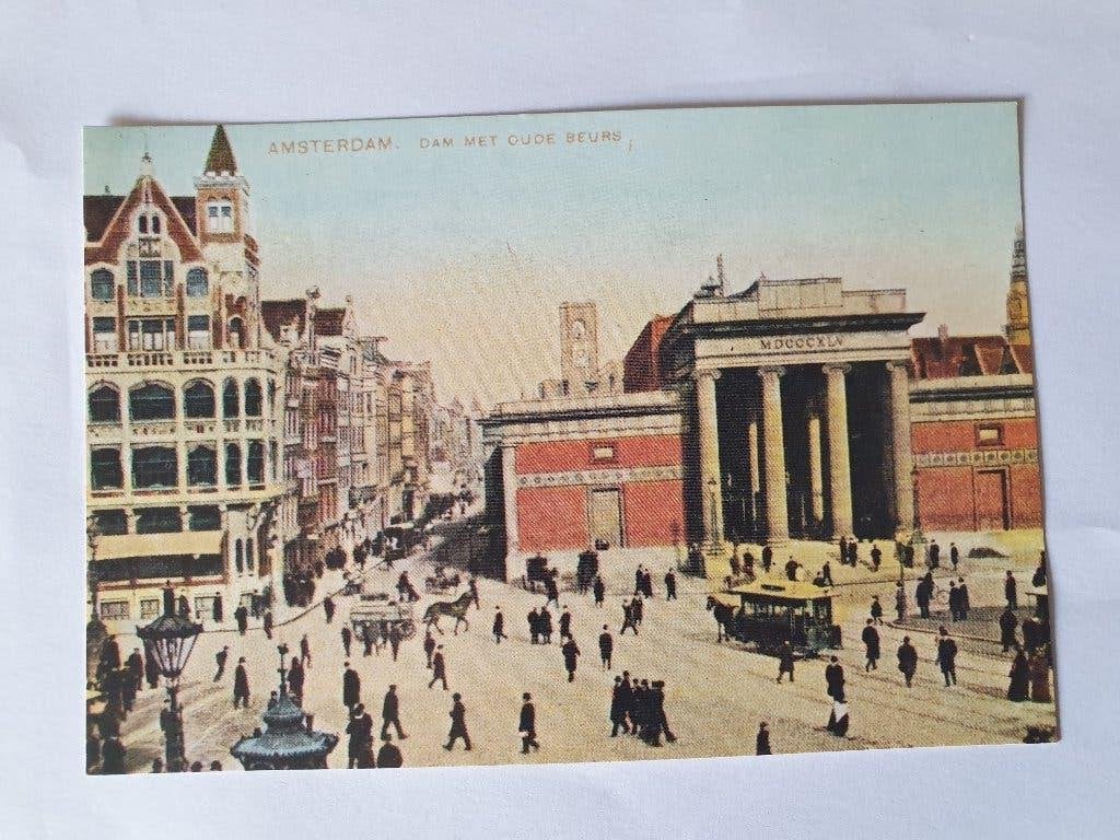 Ansichtkaart 1975 - Amsterdam 700 jaar - Dam met Oude Beurs, Verzamelen, Ansichtkaarten | Nederland, Ophalen of Verzenden, 1960 tot 1980
