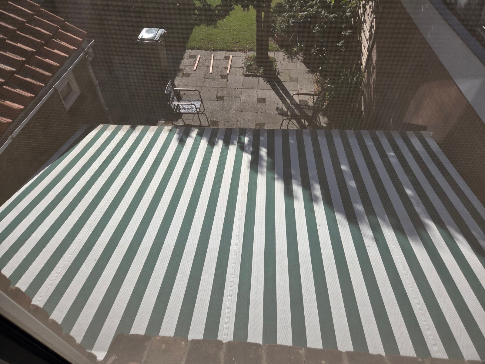 Knikarmscherm groen/wit gestreept, ca. 300 cm x 430 cm, Ophalen, Gebruikt, 150 tot 300 cm, 250 cm tot 450 cm