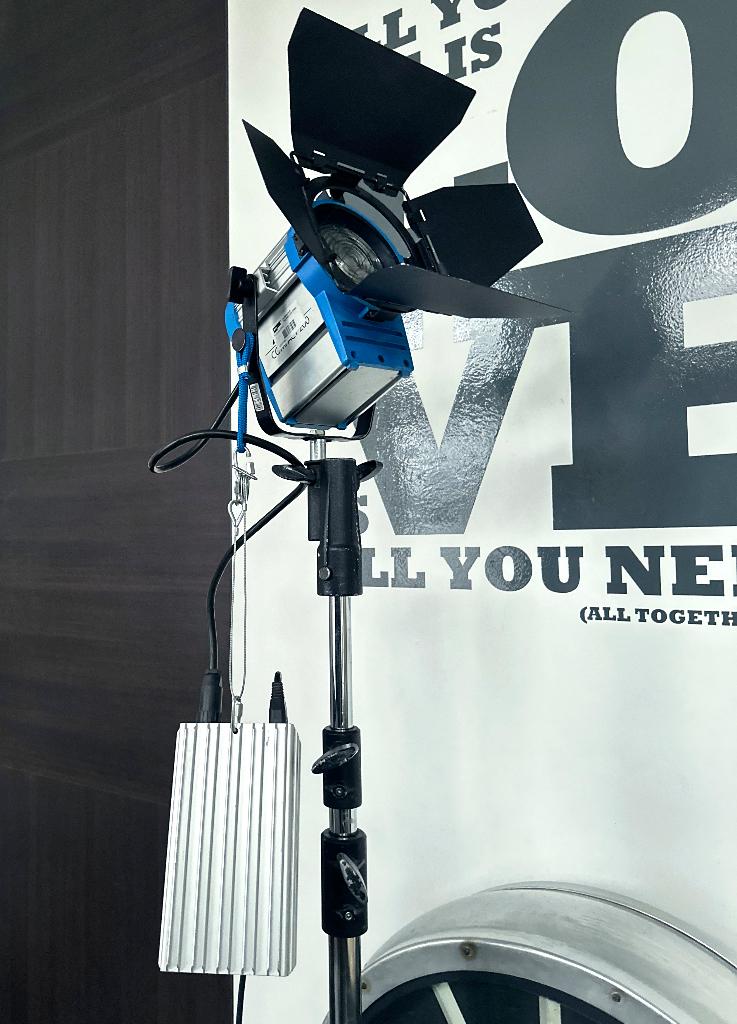 Arri Compact 200W HMI Fresnel Daglicht - 4 complete sets, Ophalen, Zo goed als nieuw