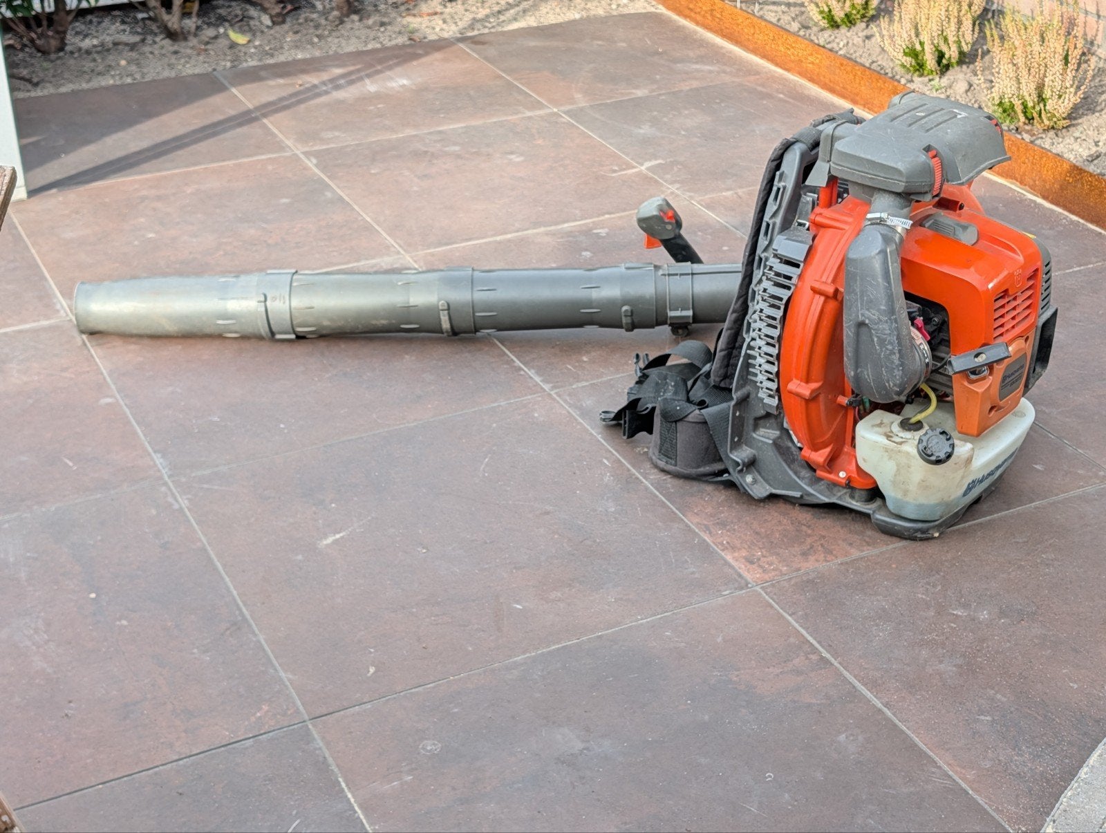 Husqvarna 580 BTS bladblazer, Tuin en Terras, Ophalen, Benzine, Ruggedragen, Zo goed als nieuw