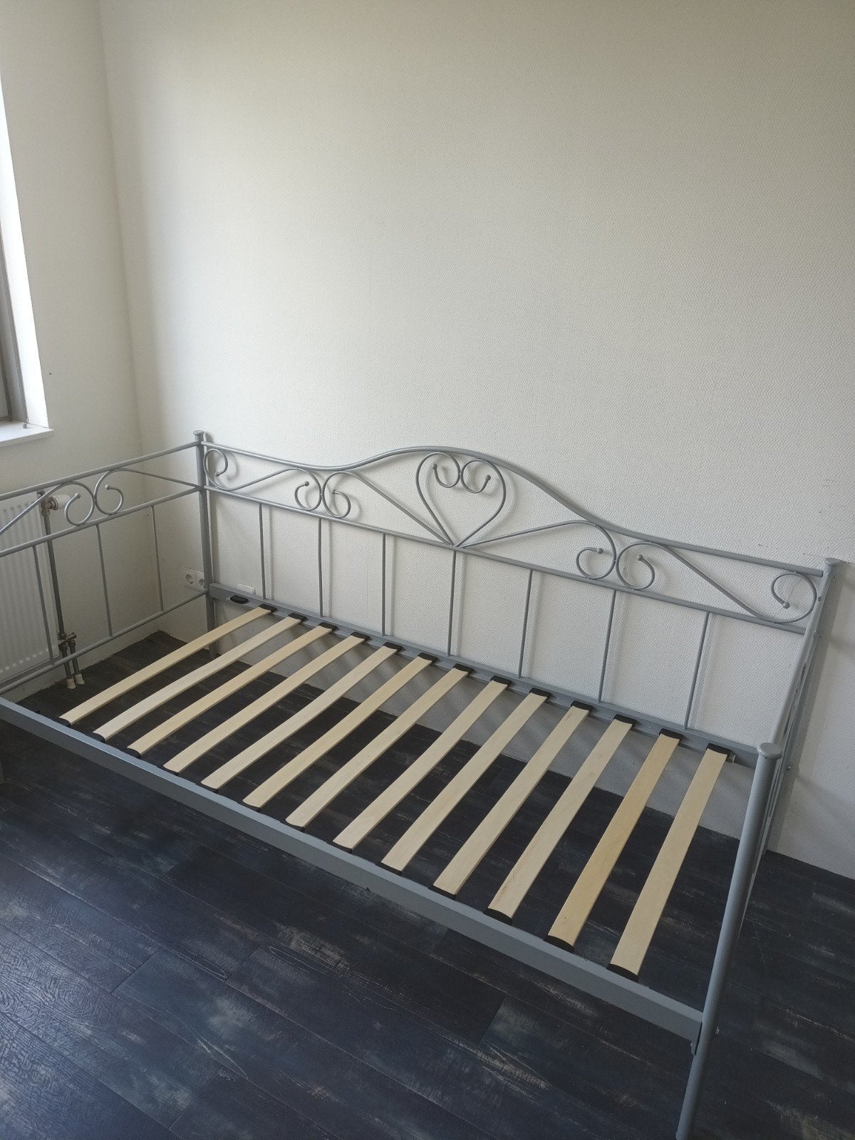 Metalen Bed - Grijs Eenpersoonsbed, Huis en Inrichting, Sierlijk, Klassiek, Gebruikt, 90 cm, Eenpersoons