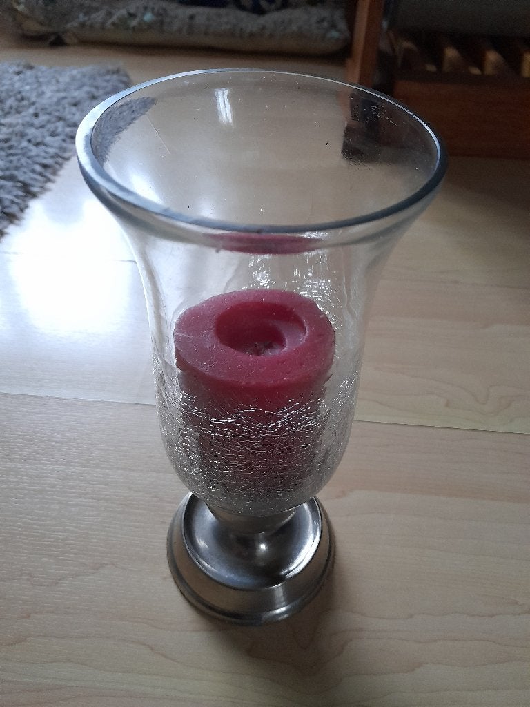 GLAZEN KANDELAAR OP METALEN VOET MET KAARS, Ophalen of Verzenden, Zo goed als nieuw, Glas