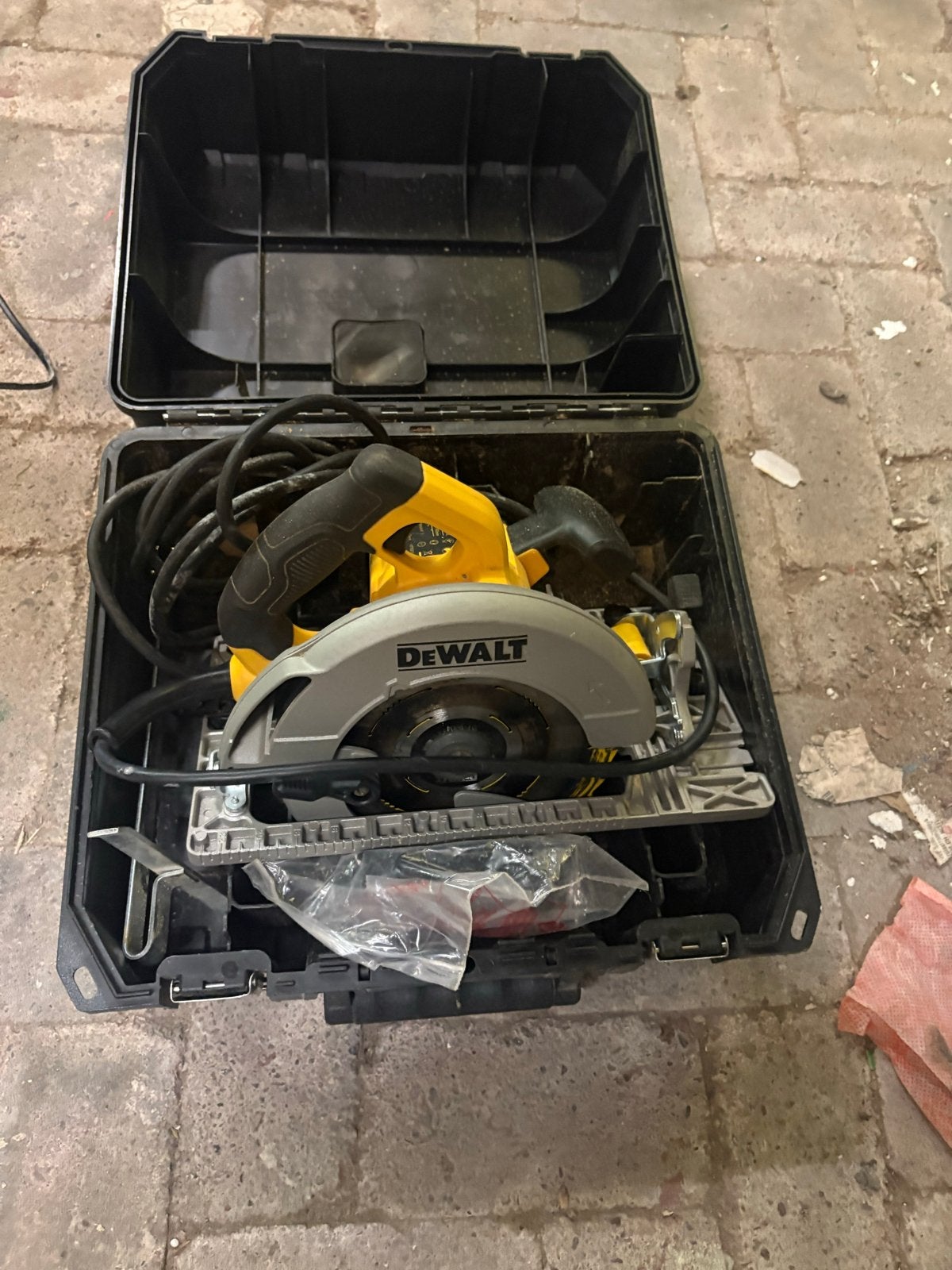 DeWalt DWE576 Cirkelzaag met Geleiderail DWS5022-XJ, Ophalen, Cirkelzaag, 70 mm of meer, Zo goed als nieuw