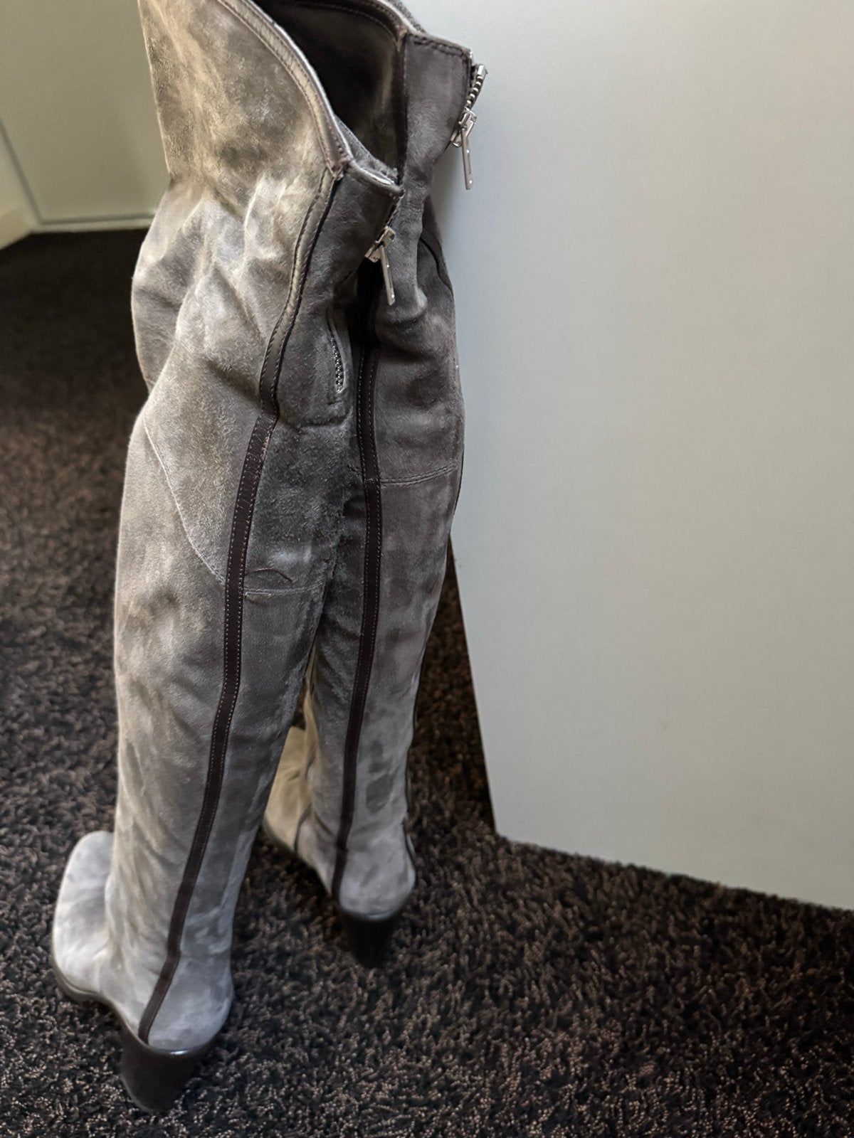 Grijze suède overknee laarzen - Maat 36, Kleding | Dames, Ophalen of Verzenden, Zo goed als nieuw, Grijs, Hoge laarzen