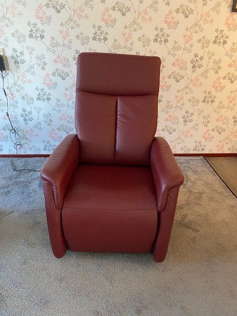 Relaxfauteuil met opstahulp, Huis en Inrichting, Ophalen, Minder dan 75 cm, Leer, Zo goed als nieuw
