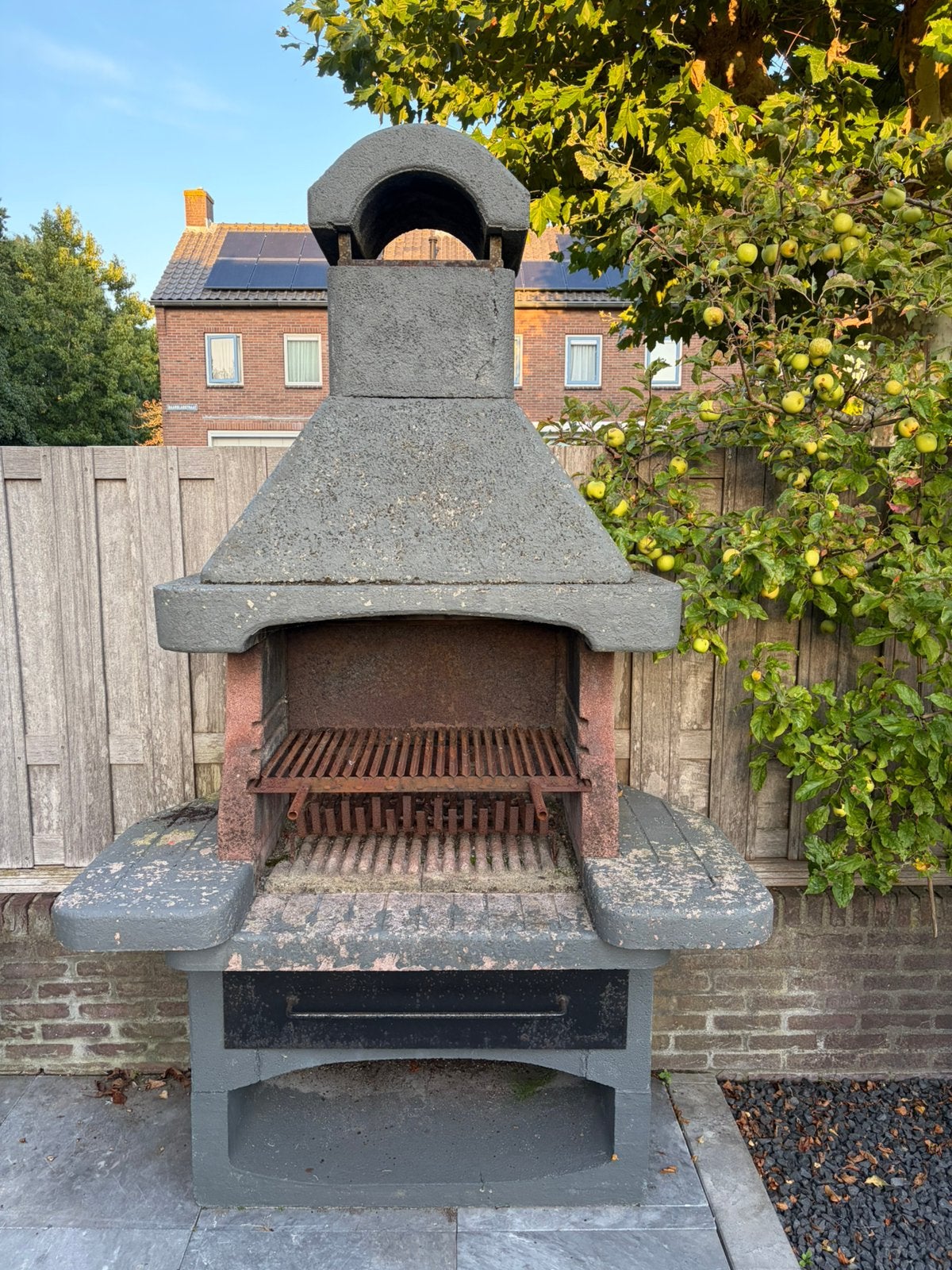 Klassieke stenen tuinbarbecue gratis af te hale