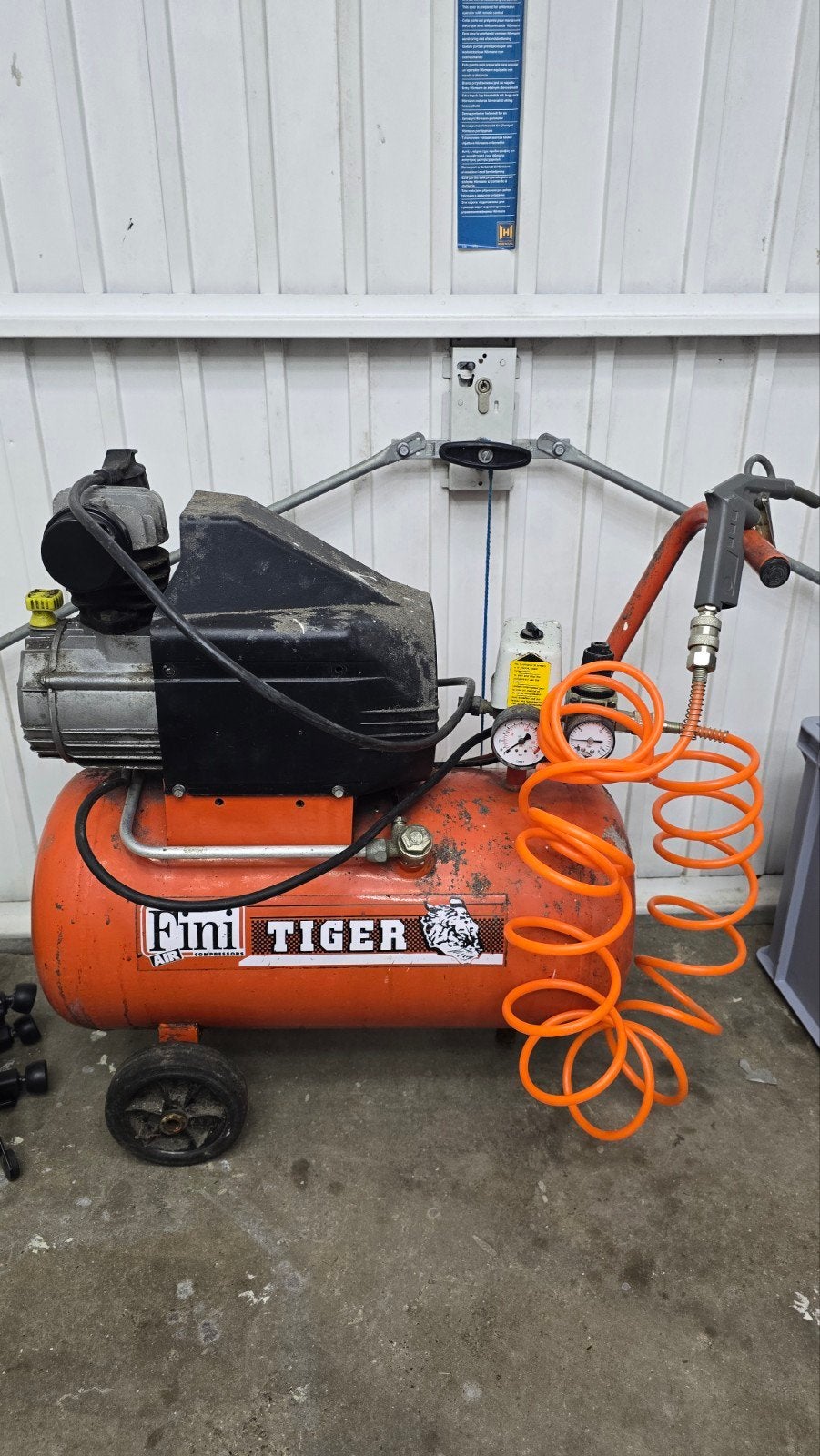 Fini Tiger compressor met slang en spuitpistool, Ophalen, Gebruikt, 6 tot 10 bar, Minder dan 200 liter/min
