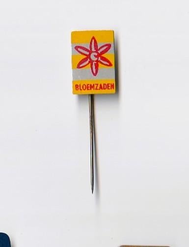 fleurige blikken speld met tekst BLOEMZADEN, Verzamelen, Speldjes, Pins en Buttons, Ophalen of Verzenden, Overige onderwerpen