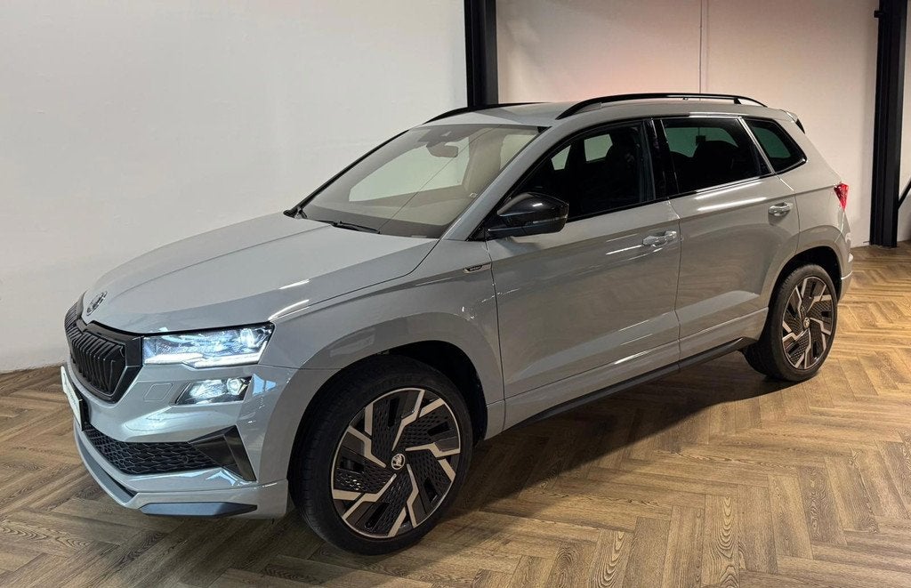 Skoda Karoq 1.5 TSI ACT Sportline Business KEYLESS CAM SFEER, Auto's, Skoda, Zwart, 4 cilinders, Alcantara, 1317 kg