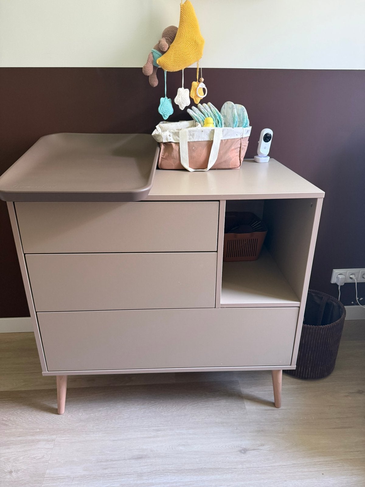 Commode Quax Cocoon kleur Latte, Kinderen en Baby's, Ophalen, 50 tot 70 cm, Zo goed als nieuw, 75 tot 100 cm
