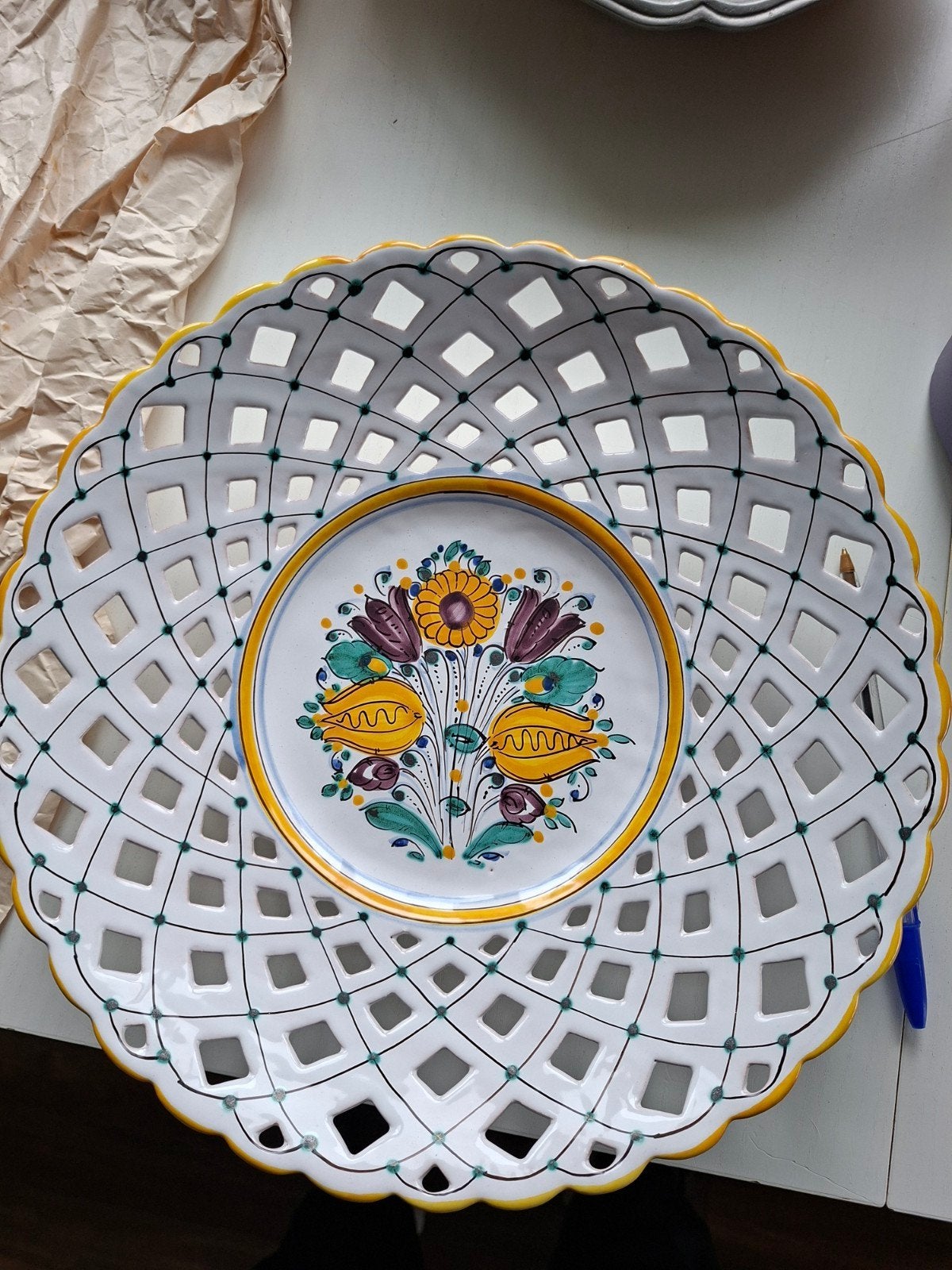 Decoratieve schaal met bloemmotief en opengewerkt rand, Antiek en Kunst, Ophalen of Verzenden
