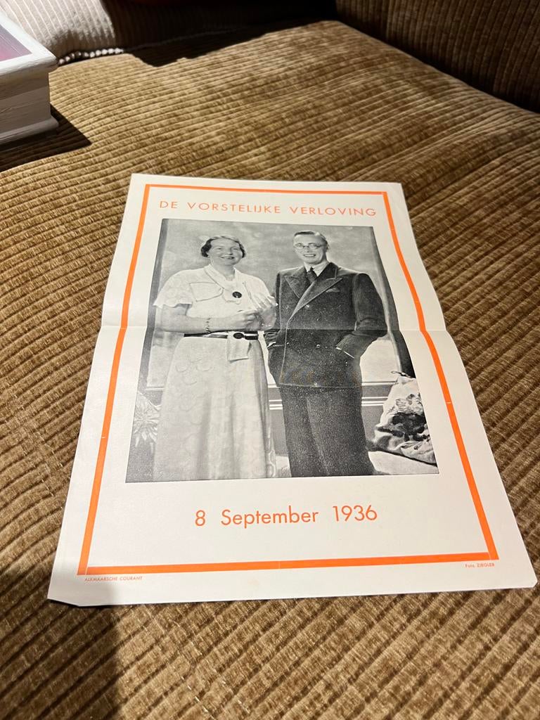 Poster De Vorstelijke Verloving 1936, Verzamelen, Koninklijk Huis en Royalty, Gebruikt, Kaart, Foto of Prent, Nederland, Ophalen of Verzenden