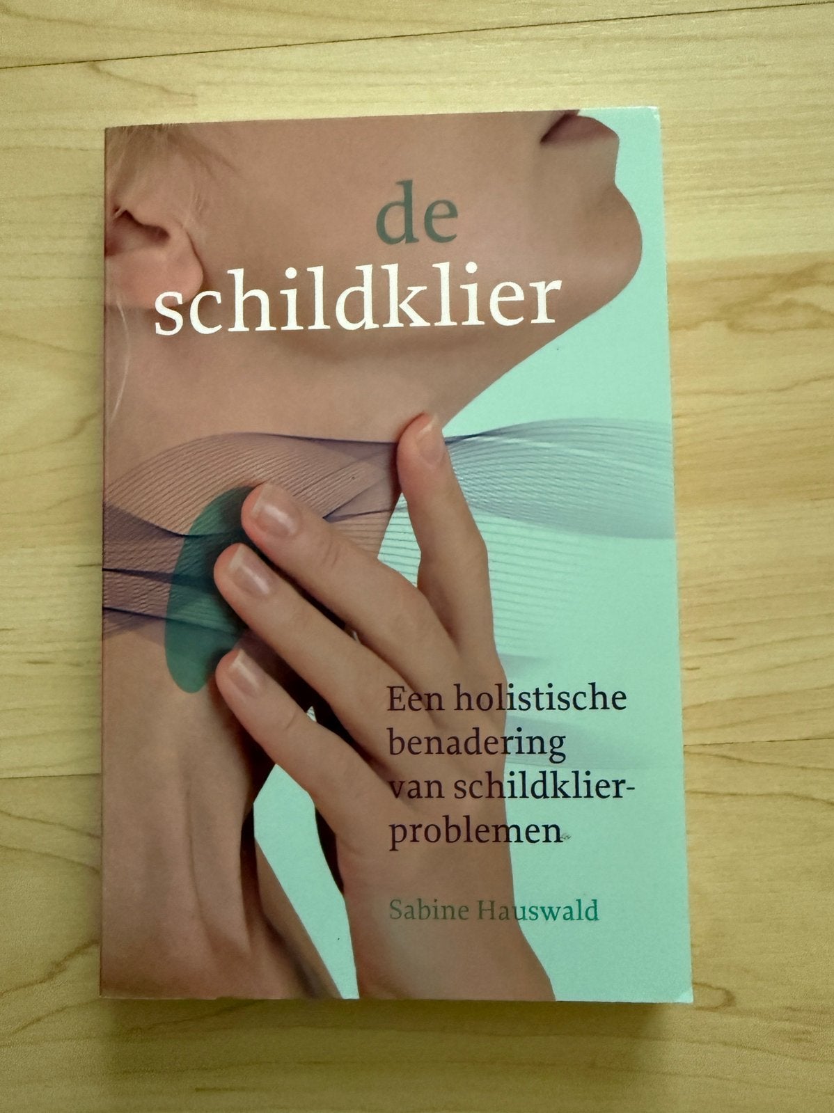 De schildklier Een holistische benadering  Sabine Hauswald, Ophalen of Verzenden, Gelezen