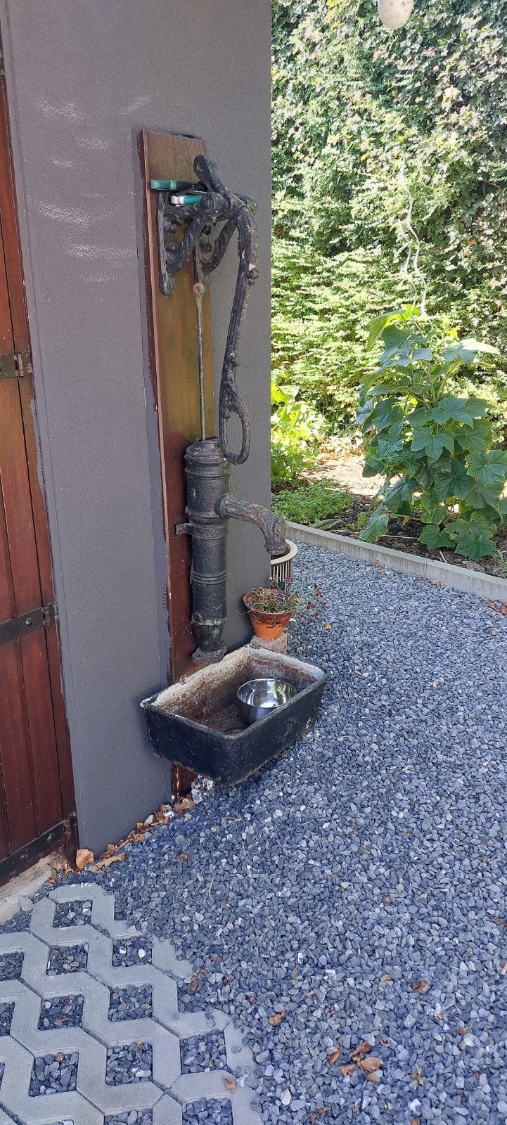 Oude gietijzeren waterpomp met bak, Antiek en Kunst, Ophalen of Verzenden