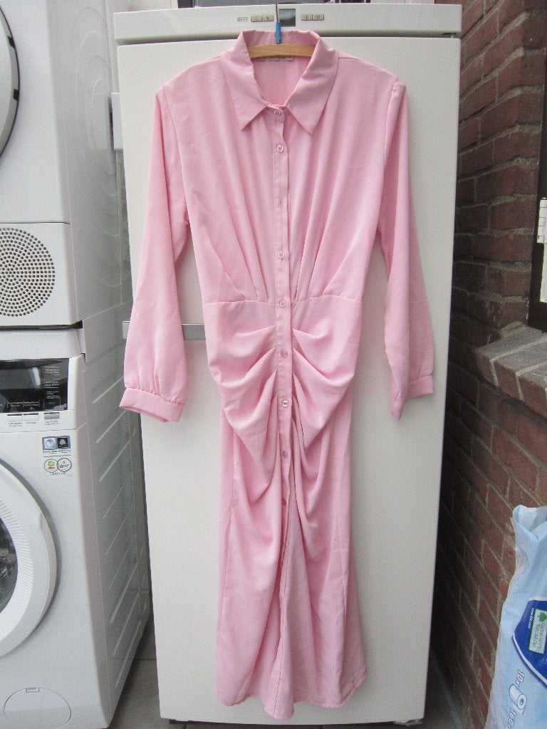 Jurk. Z.g.a.n., roze doorknoop jurk met lange mouw. Maat S., Kleding | Dames, Jurken, Olga E Bella., Ophalen of Verzenden, Zo goed als nieuw