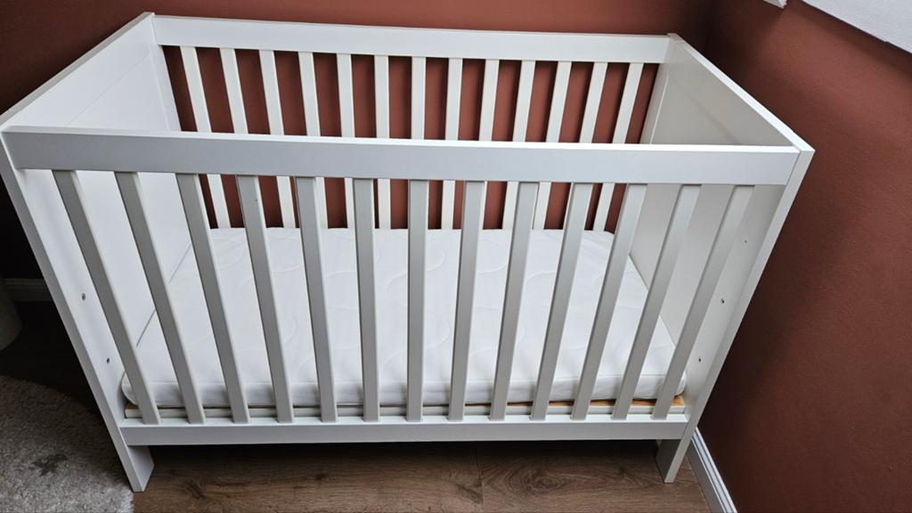 Prachtig wit ledikant met matras, Kinderen en Baby's, Babywiegjes en Ledikanten, Ophalen of Verzenden, Zo goed als nieuw, Ledikant