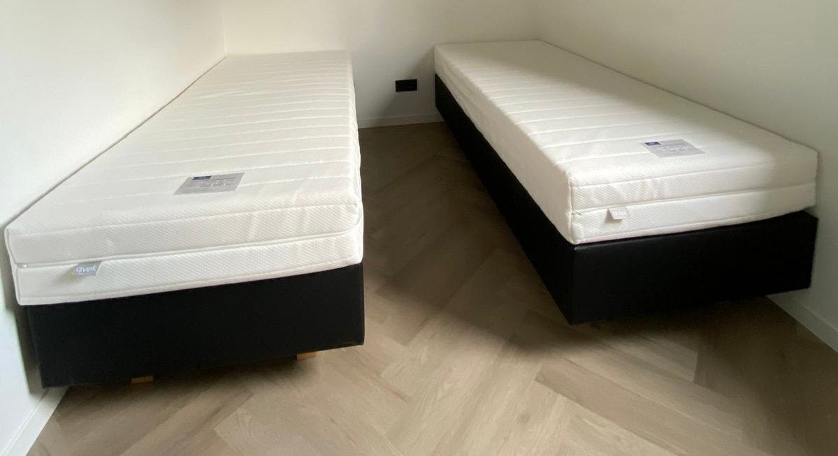 BOXSPRING TWEE STUKS EENPERSOONS zwart imitatieleder ZGAN!!, Ophalen, Eenpersoons, Zwart, Zo goed als nieuw