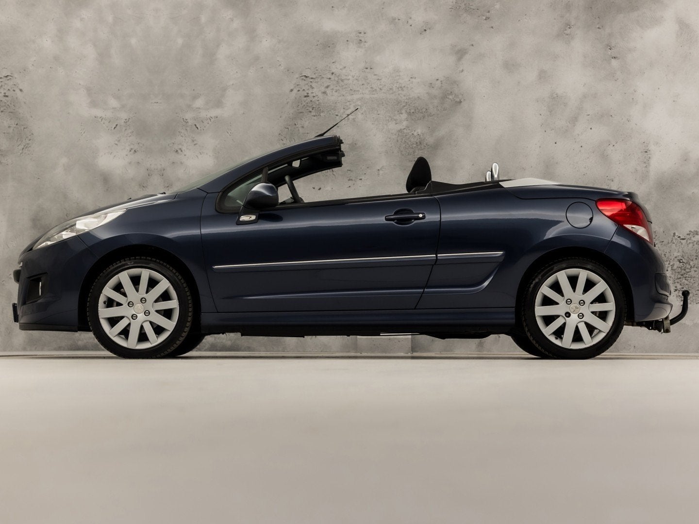 Peugeot 207 CC 1.6 VTi Griffe (CLIMATE, TREKHAAK, CRUISE, SP, Voorwielaandrijving, Euro 5, Gebruikt, Zwart