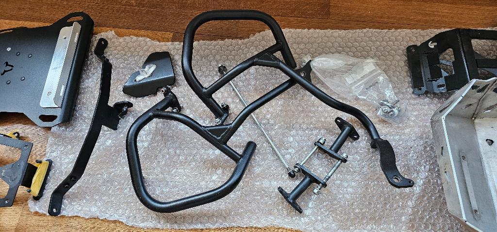 CRF1000L Africa Twin bescherm set valbeugels, skidplate etc, Ophalen, Gebruikt