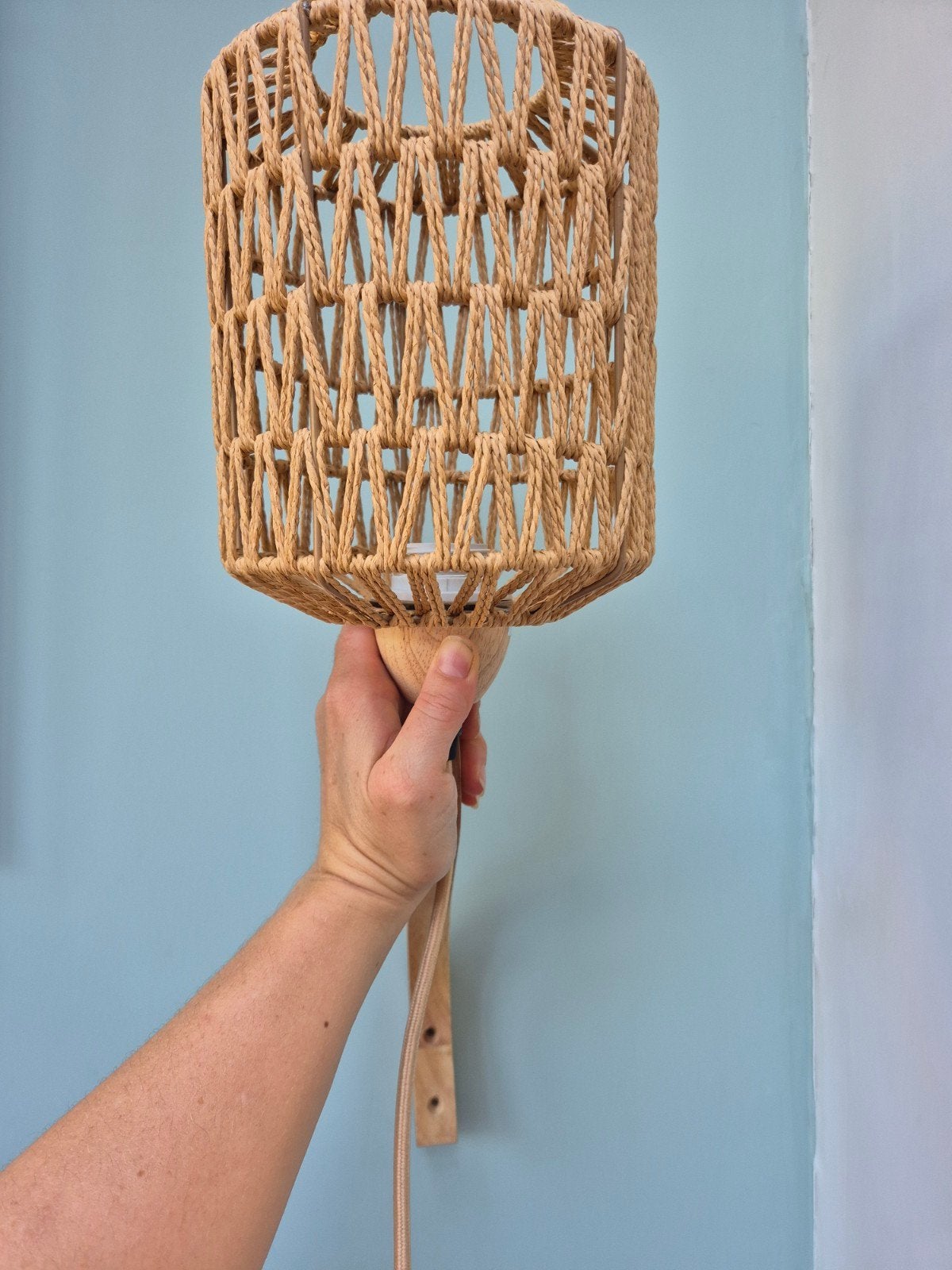 Nieuwe wandlamp met rotan kap en houten arm, Huis en Inrichting, Lampen | Wandlampen, Bruin, Nieuw, Hout, E27 (groot)