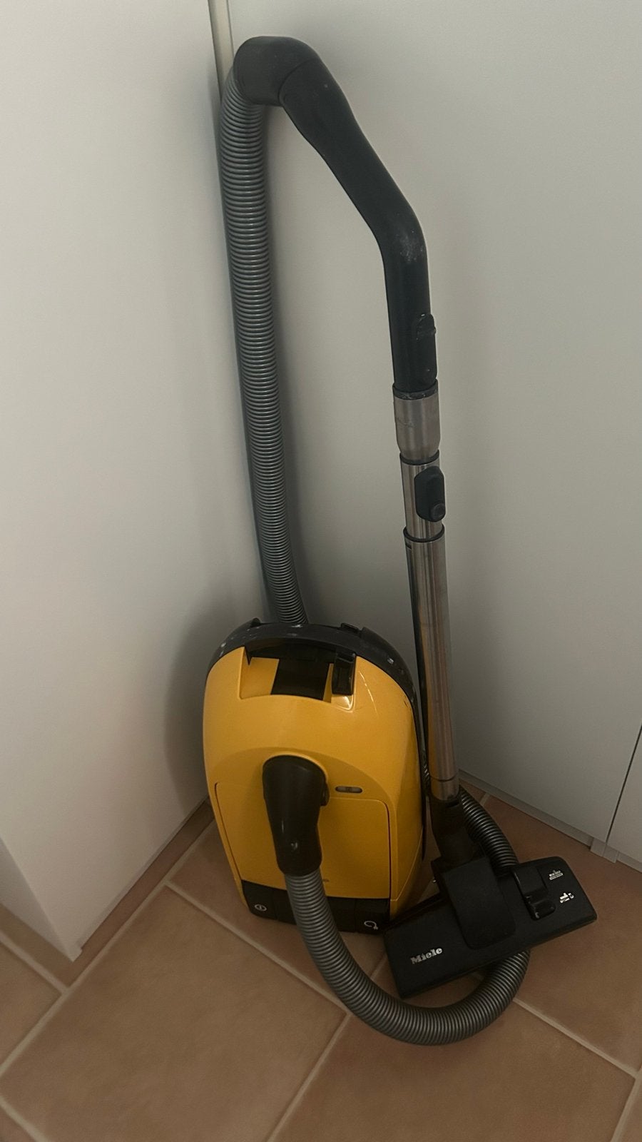 Miele stofzuiger - Compleet en goed werkend, Inclusief accessoires, Gebruikt, Miele, Sledestofzuiger