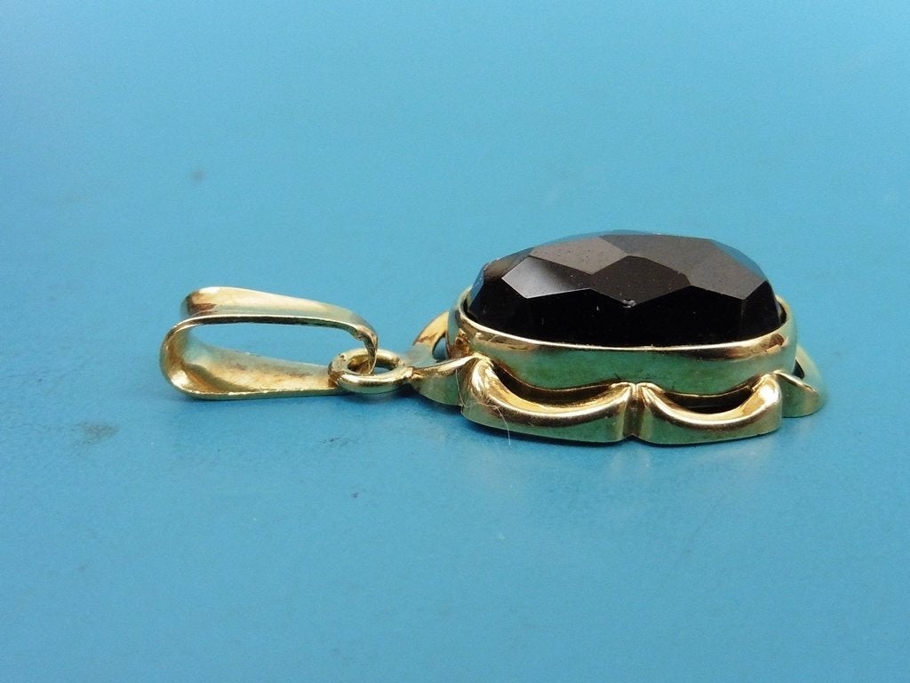 Gouden hanger met granaat                                G36, Gebruikt, Overige voorstellingen, ., Ophalen of Verzenden