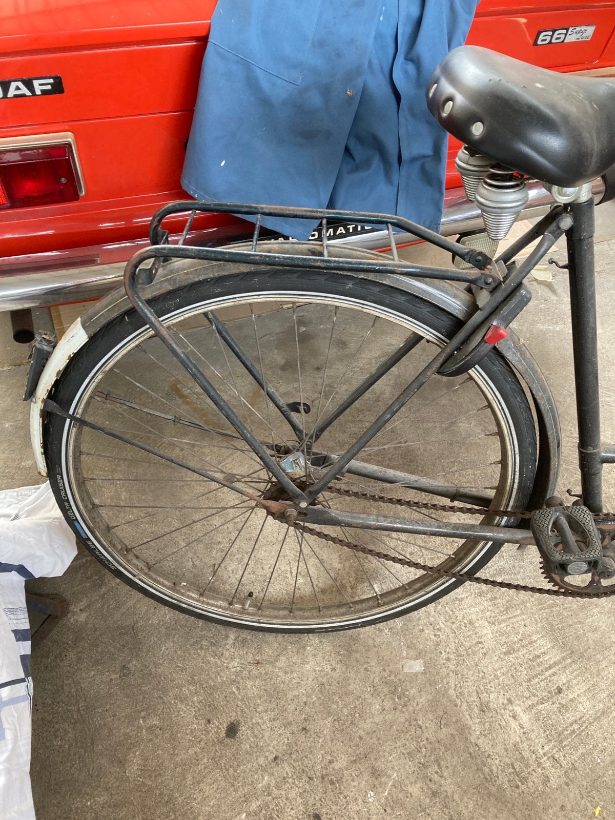 Damesfiets met kist voorop, transportfiets, Ophalen