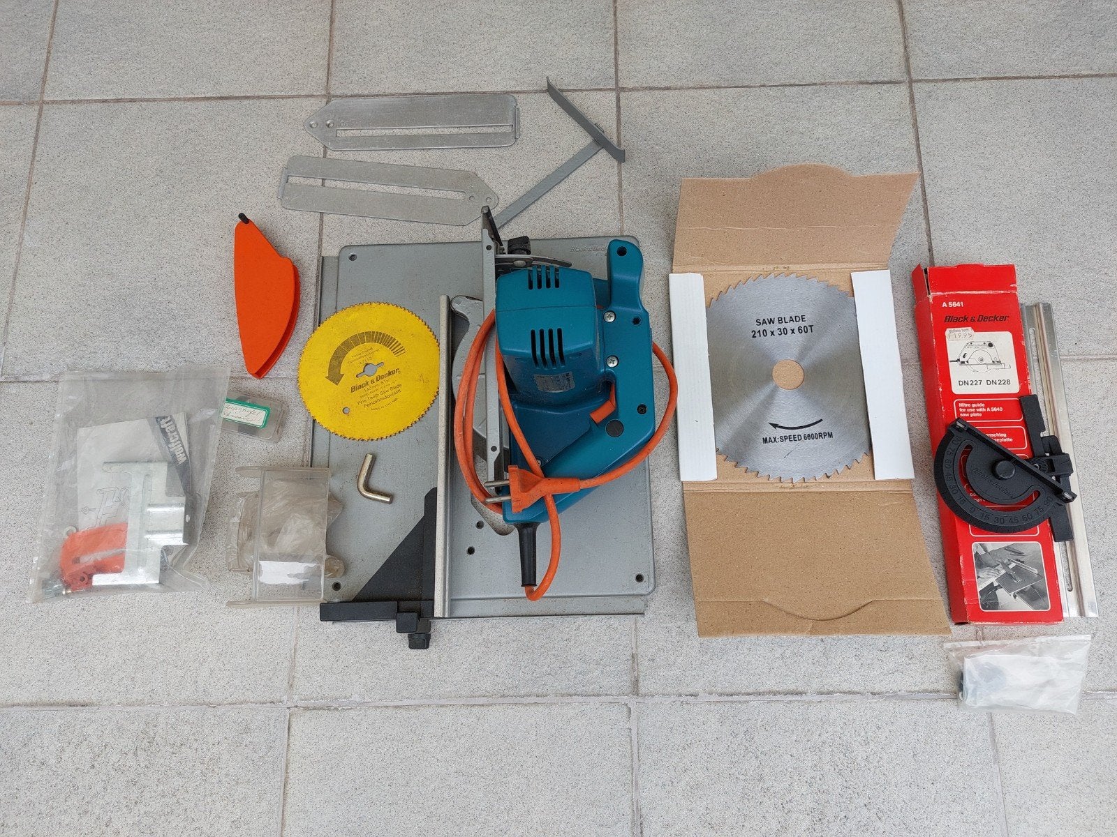 Black & Decker Cirkelzaag DN 227 H - 550W + accessoires, Ophalen, Gebruikt, Cirkelzaag, 30 tot 70 mm