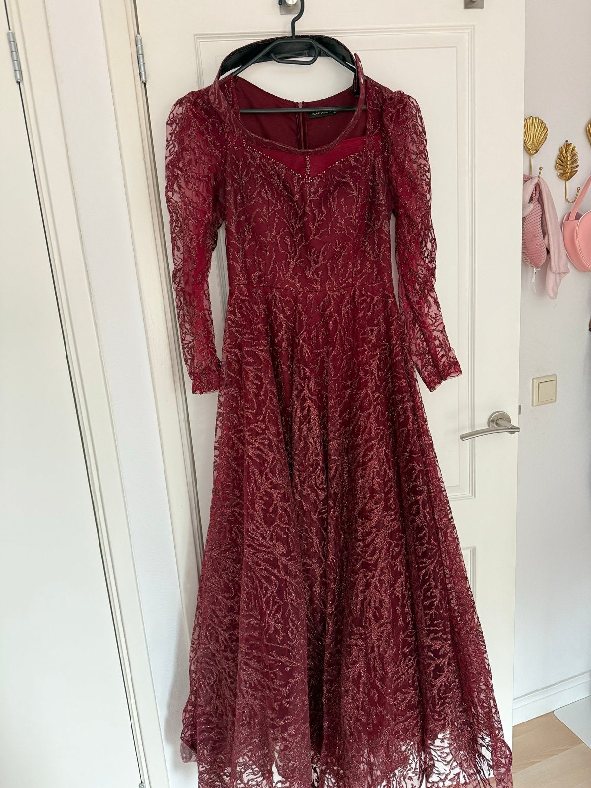 Elegante bordeauxrode avondjurk met kant en glitters, Maat 42/44 (L), Ophalen of Verzenden, Zo goed als nieuw, Rood